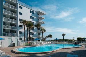 Bazén v ubytování Oceanfront corner views with wrap around balcony and complex pool nebo v jeho okolí