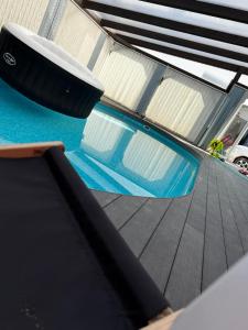 Bazén v ubytování Exkluzivní prostorný apartmán nebo v jeho okolí