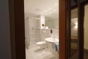 Un baño de Hotel am Feldmarksee 14 fotos más