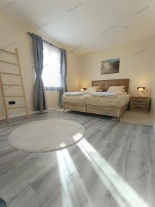 PinosoにあるCasa Rosaのベッドと窓のある寝室