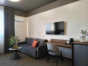Mini Hotel on Brovarskaya的电视和/或娱乐中心