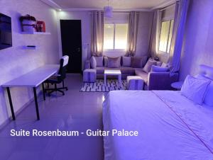 Postel nebo postele na pokoji v ubytování Chambres d'hôtes - Écohâme - Guitar Palace + 13 fotografií