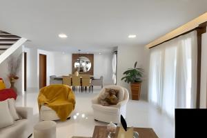 un salon avec deux chaises et une table dans l'établissement Casa em São Pedro da Aldeia - RJ, à São Pedro da Aldeia