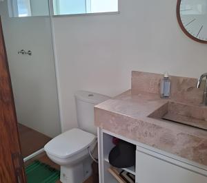 une salle de bains avec toilettes et lavabo dans l'établissement Casa em São Pedro da Aldeia - RJ, à São Pedro da Aldeia 32 autres photos