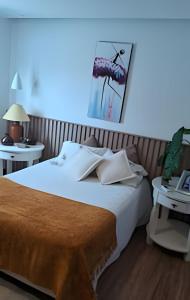 une chambre avec un lit et deux tables de nuit dans l'établissement Casa em São Pedro da Aldeia - RJ, à São Pedro da Aldeia