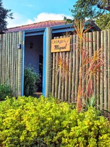 ein Gebäude mit einem Schild, das die Flucht spiegelt in der Unterkunft Casa de Miguel in Alto Paraíso de Goiás
