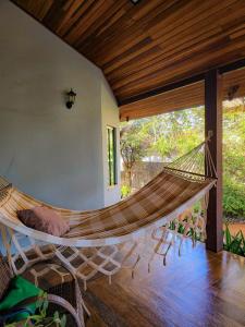 eine Hängematte im Wohnzimmer eines Hauses in der Unterkunft Casa de Miguel in Alto Paraíso de Goiás + 14 Fotos