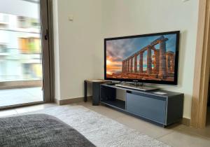 Μια τηλεόραση ή/και κέντρο ψυχαγωγίας στο Bright & Modern home in Athens