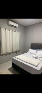 Una cama o camas en una habitación de Casa de aluguel