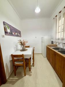 eine Küche mit Tisch und Kühlschrank in der Unterkunft Athina apartments in Argassi + 39 Fotos