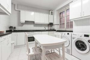 Kuchyň nebo kuchyňský kout v ubytování Precioso piso a 5 de la playa en Llanes LLNS006R