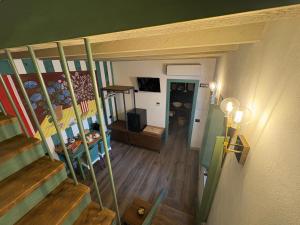 TV a/nebo společenská místnost v ubytování B&B Villa la Canonica con piscina privata a Padernello