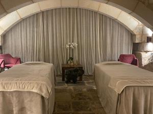 Postel nebo postele na pokoji v ubytování Palazzo Pisani Malta Boutique and SPA