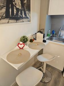 Η κουζίνα ή μικρή κουζίνα στο TRISAP Luxury Suites R Suite