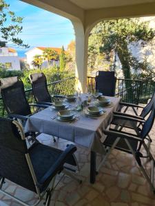 una mesa con un mantel azul en el patio en Botanica House Krk, en Njivice