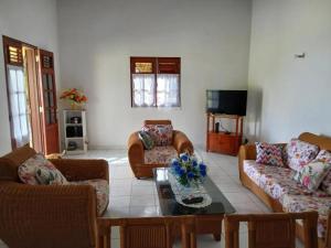 a living room with couches and a coffee table at Maison spacieuse à Petit-Bourg avec jardin in Petit-Bourg
