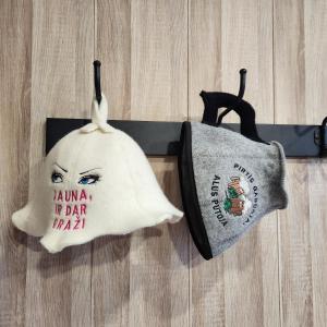 a hat and a bag hanging on a belt at Vipoilsis Namelis N3 in Čekoniškės +1 photo