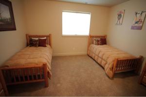 una camera da letto con due letti e una finestra di 5 bdr 3ba Great House Great Value Resort FUN a Eden Altre 8 foto