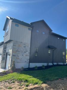 ein großes Backsteingebäude mit einem Gebäude in der Unterkunft NEW Luxury Home super comfy By Snowbasin & Pow Mow in Huntsville