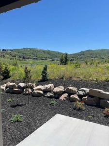 Ein Garten mit einem Haufen Steine und einem Pfad in der Unterkunft NEW Luxury Home super comfy By Snowbasin & Pow Mow in Huntsville