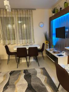 Televízia a/alebo spoločenská miestnosť v ubytovaní Mango Wellness Apartman