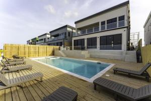 Πισίνα στο ή κοντά στο NEW Luxury Waterfront Home, With Pool, Sleeps 20