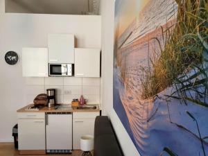 kuchnia z dużym obrazem na ścianie w obiekcie Hogulu - im Herzen der Altstadt, Appartement 11 w mieście Brandenburg an der Havel