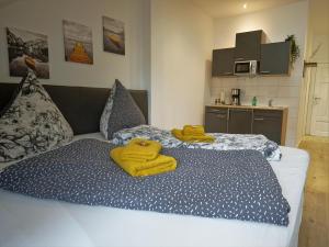 sypialnia z 2 żółtymi ręcznikami na łóżku w obiekcie Hogulu - gemütliches Appartement 17 direkt in der Altstadt w mieście Brandenburg an der Havel