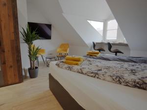sypialnia z łóżkiem z żółtymi poduszkami w obiekcie Hogulu - gemütliches Appartement 17 direkt in der Altstadt w mieście Brandenburg an der Havel