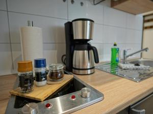 kuchnia z blatem z ekspresem do kawy w obiekcie Hogulu - gemütliches Appartement 17 direkt in der Altstadt w mieście Brandenburg an der Havel +4 zdjęcia