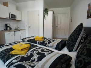 due letti in cucina con asciugamani gialli di Hogulu - urgemütliches Appartement 19 in der Altstadt a Brandenburg an der Havel