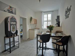 een keuken en eetkamer met een tafel en een televisie bij Hogulu - STILVOLL UND ZENTRAL - 3-RAUM Appartement 1 in Brandenburg an der Havel