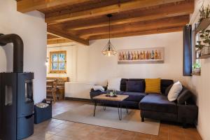 雷根Bayerwaldchalet 2的客厅里有一张沙发和一张桌子。