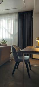 基辅Mini Hotel on Brovarskaya的有一张桌子和一把椅子的餐厅