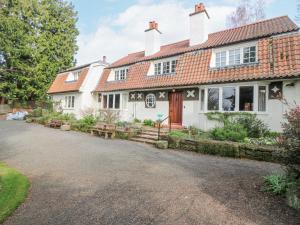 ein weißes Haus mit einem roten Dach in der Unterkunft Branklyn Garden Cottage in Perth