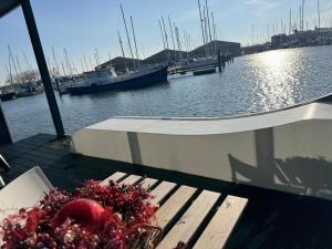 Un paisaje natural cerca del barco