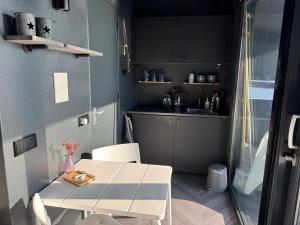Una cocina o kitchenette en Wohnboot 'TinyFloat' in Andijk IJsselmeer