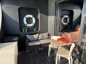 Un lugar para sentarse en Wohnboot 'TinyFloat' in Andijk IJsselmeer