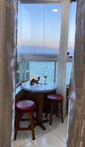 - une table dans une chambre avec vue sur l'océan dans l'établissement Beachfront apartment, à Vila Velha