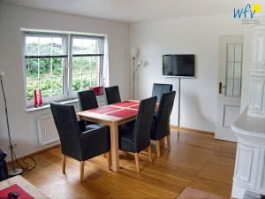 Un comedor con mesa y sillas en Fuhrmannshof Ferienwohnung Cassen, en Juist 10 fotos más