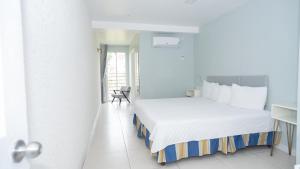 Ein Bett oder Betten in einem Zimmer der Unterkunft GolfView Hotel