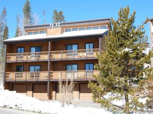 un edificio de apartamentos con un gran balcón en Timber Run, en Winter Park