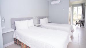 Ein Bett oder Betten in einem Zimmer der Unterkunft GolfView Hotel