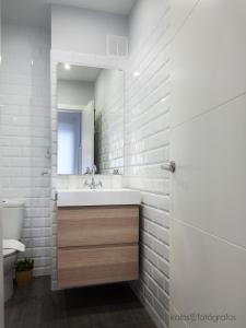Kúpeľňa v ubytovaní Encantador apartamento junto al Mediterraneo by Hometels + 37 fotografií