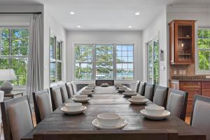 a large dining room with a long table and chairs at Paradise Cove in Denver