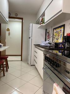 une cuisine avec un réfrigérateur et un plan de travail dans l'établissement Beachfront apartment, à Vila Velha 4 autres photos