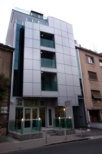 een hoog wit gebouw in een stadsstraat bij Hotel Croatia in Zagreb