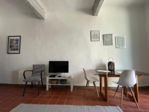 TV a/nebo společenská místnost v ubytování Studio avec balcon sur cour
