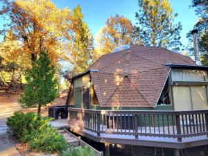 ein Haus mit einem Schiebedach in der Unterkunft Unique and Secluded Dome Getaway near Sacramento, California in Barton