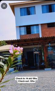 una casa con un fiore davanti di QUINTAS DA BARRA BNB a 30m da praia a Balneário Barra do Sul